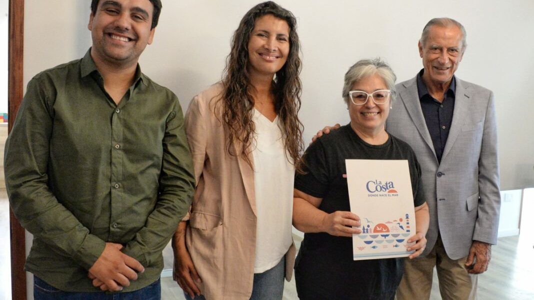 El intendente de La Costa, Juan De Jesús, formalizó la habilitación de productores alimenticios para que comercialicen en mercados bonaerenses.