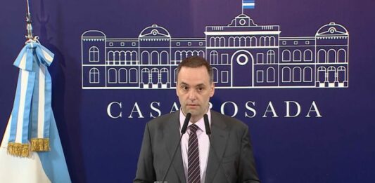 El vocero presidencial, Manuel Adorni, confirmó este lunes que el Gobierno nacional avanzará con el Pacto de Mayo “con o sin Ley Bases”.