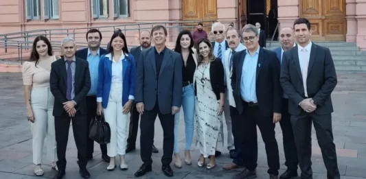 El presidente Javier Milei reunió este miércoles a sus diputados y les adelantó que enviará nuevamente la ley ómnibus al Congreso pero dividida “por temas”.