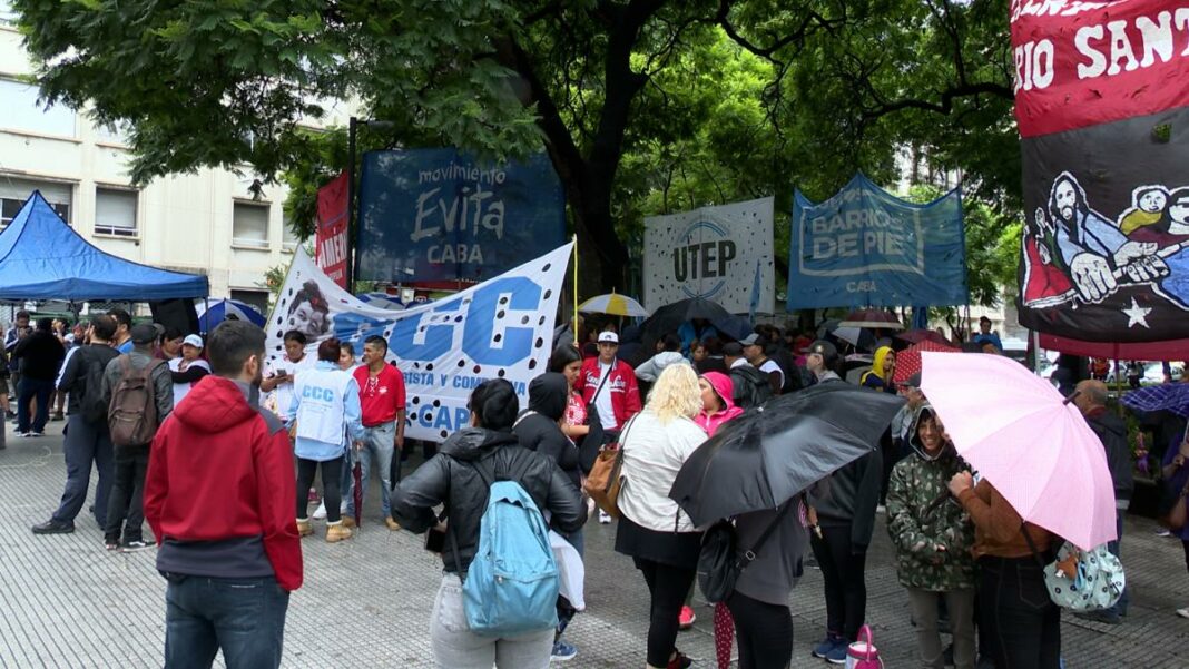 La UTEP avanza con protestas contra Milei. Esta vez, un ollazo nacional por la emergencia alimentaria en la sede del Ministerio de Capital Humano.