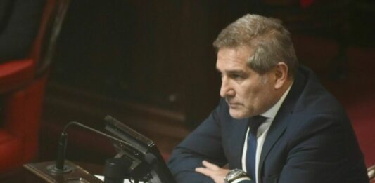 El jefe de uno de los bloques libertarios de la Legislatura bonaerense, Sergio Vargas, le pidió discutir más coparticipación a Milei y un ajuste en el gasto público a Kicillof.
