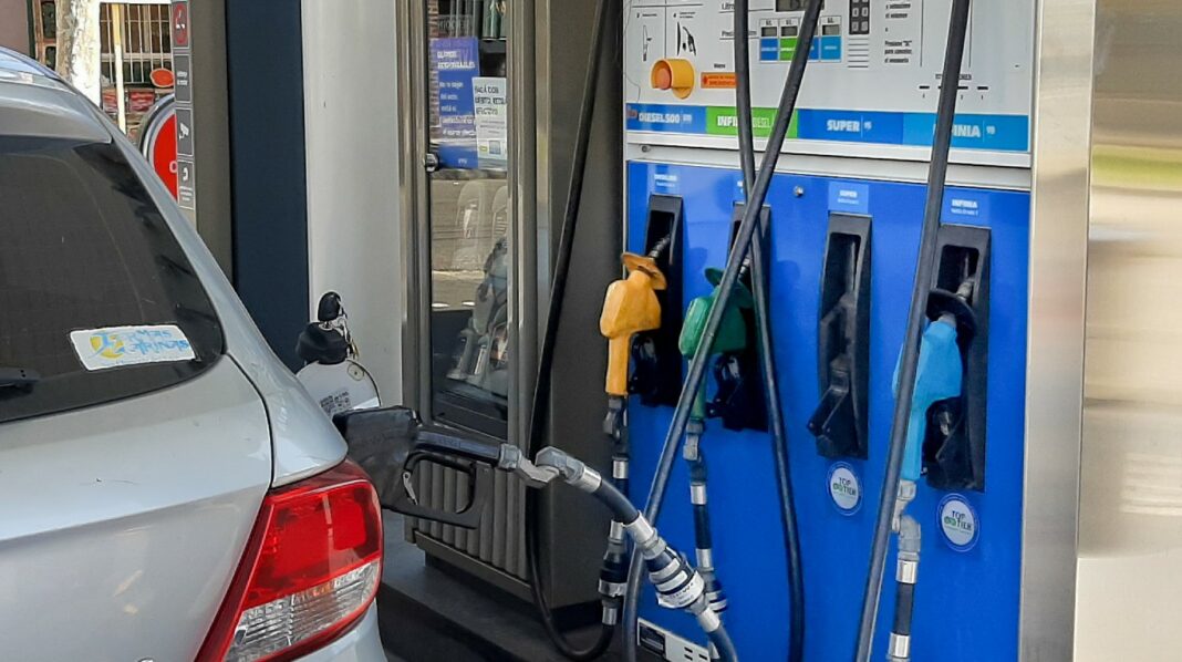 El Gobierno nacional planea decretar que el impuesto a los combustibles se ajuste según la inflación del primer semestre de 2023. El impacto en la nafta.