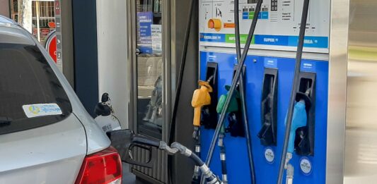 El Gobierno nacional planea decretar que el impuesto a los combustibles se ajuste según la inflación del primer semestre de 2023. El impacto en la nafta.