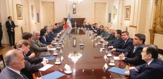 El Gobierno nacional, a cargo de Javier Milei, se reúne con los gobernadores para negociar y sumar adhesiones al Pacto de Mayo.