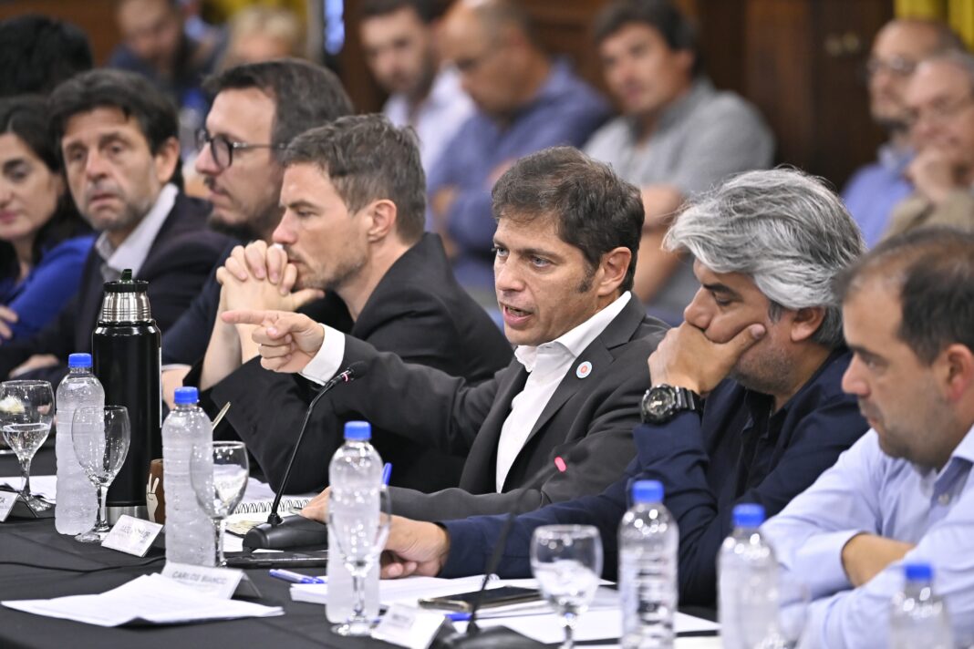 El gobernador bonaerense Axel Kicillof encabezó un encuentro junto a empresarios y criticó las medidas de ajuste del presidente Javier Milei.
