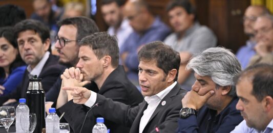 El gobernador bonaerense Axel Kicillof encabezó un encuentro junto a empresarios y criticó las medidas de ajuste del presidente Javier Milei.
