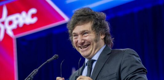 Javier Milei aseguró que su equipo de gobierno evitó la hiperinflación y reconoció que tiene por objetivo eliminar el cepo cambiario a mitad de año.