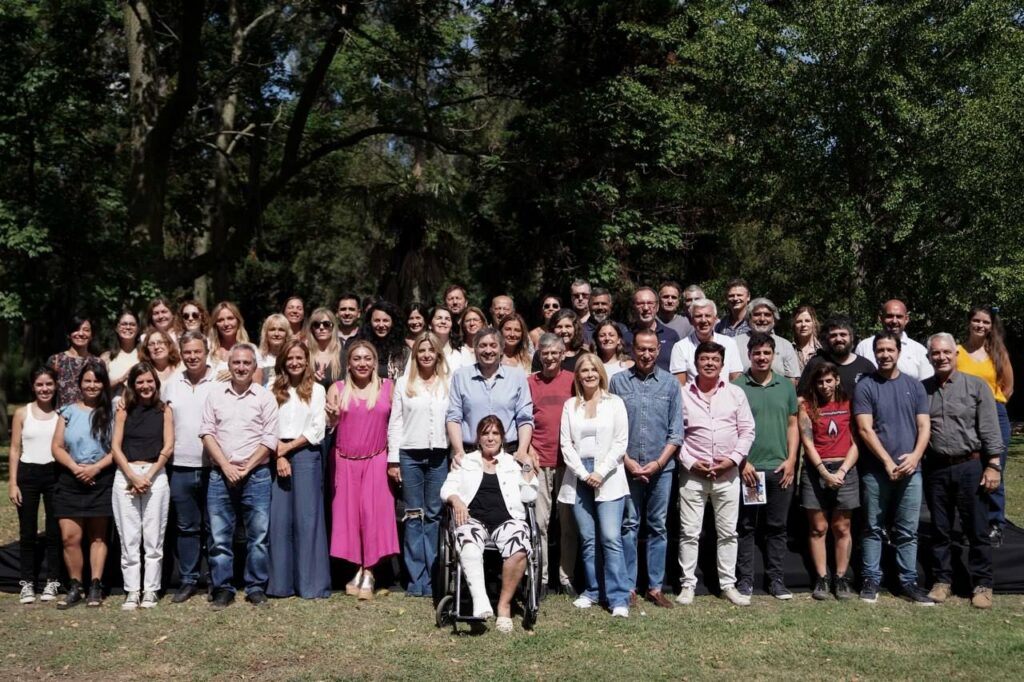 La foto del consejo partidario del PJ bonaerense, con Alejandro Dichiara, Facundo Tignanelli y Teresa García entre los presentes.