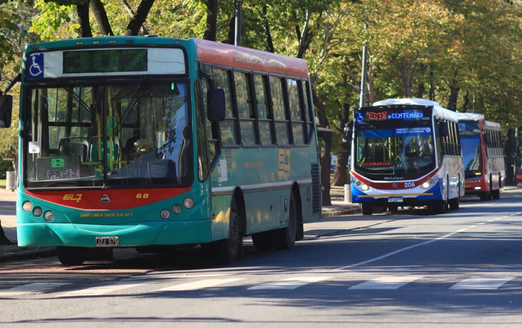 Empresarios de colectivos reflotaron el viejo pedido de trasladar los subsidios que reciben las compañías a las personas.