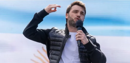 Con el acompañamiento de los demás mandatarios patagónicos, el gobernador de Chubut amenazó a Nación con no entregar petróleo si no recibe fondos.