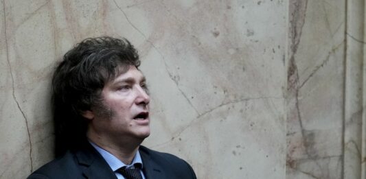 A casi seis meses de gestión, una reciente encuesta arrojó que la imagen negativa del presidente Javier Milei superó por primera vez la aprobación.