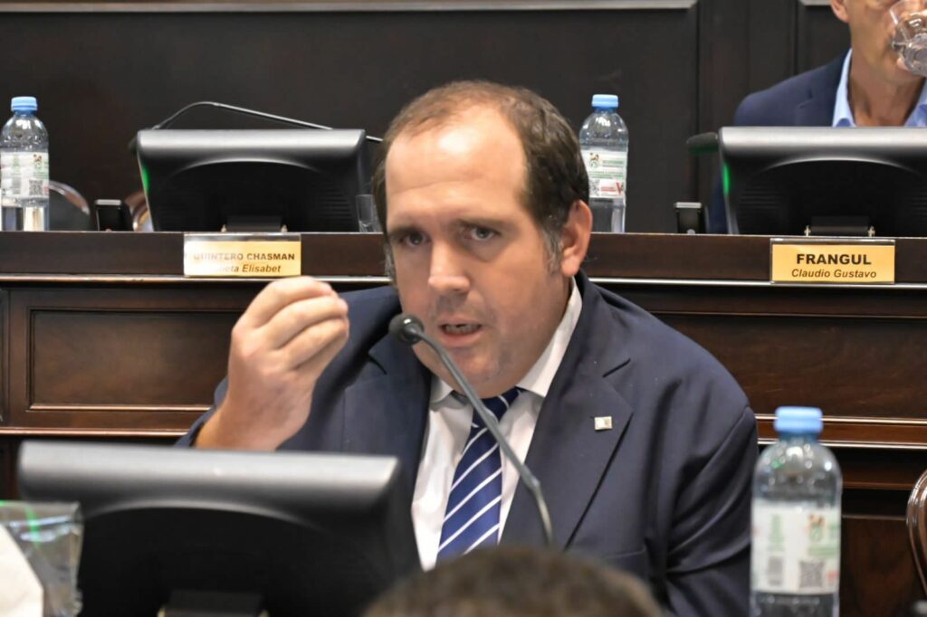 El diputado Luciano Bugallo exigió que se trate su proyecto para crear una ley de fitosanitarios bonaerense.