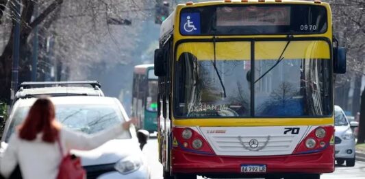 La UTA acordó un piso salarial de un millón de pesos para los choferes de colectivos y evitó un conflicto con las empresas de transporte.