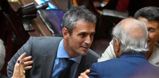 Virtual empate en la comisión Bicameral que analizará a partir de este jueves la validez del DNU de Javier Milei. Quiénes podrían inclinar la balanza a favor o en contra del decreto.