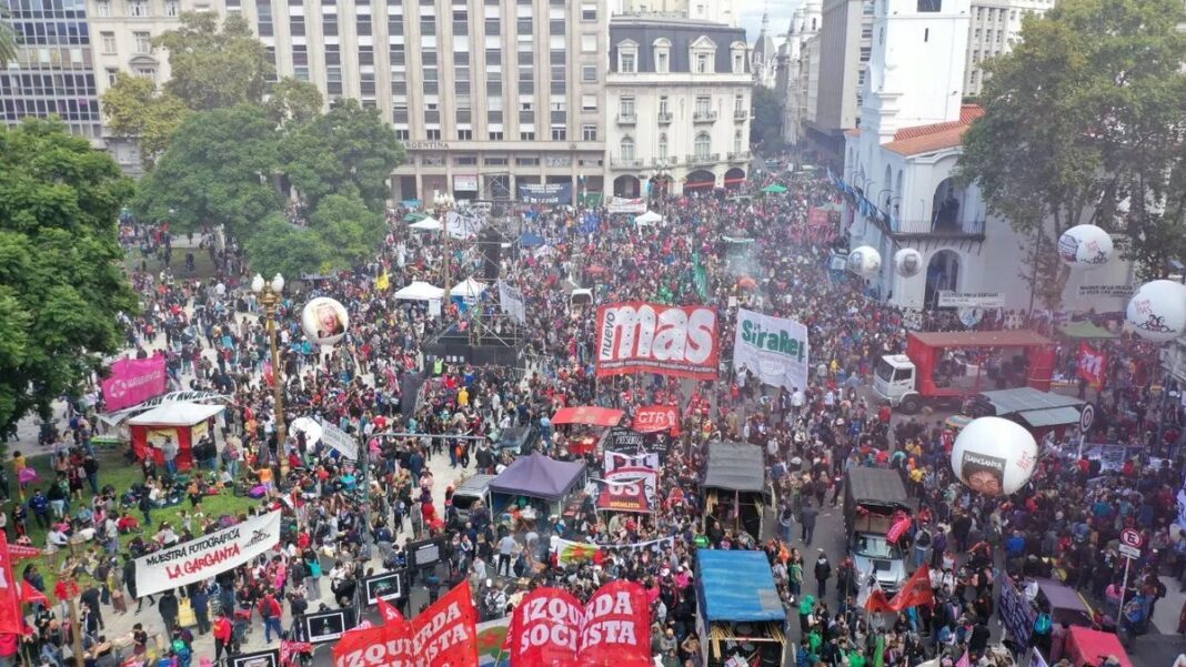 Movimientos sociales de distintos sectores políticos unen fuerza y preparan una mega marcha contra el Gobierno para reclamar alimentos.
