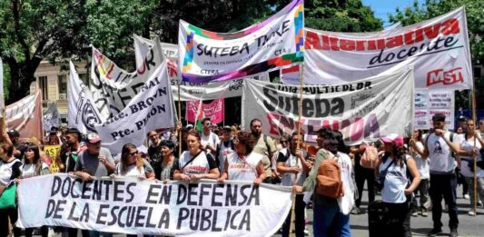 A un mes de la multitudinaria marcha universitaria federal, arrancó este jueves el paro docente nacional. Qué escuelas se verán afectadas.