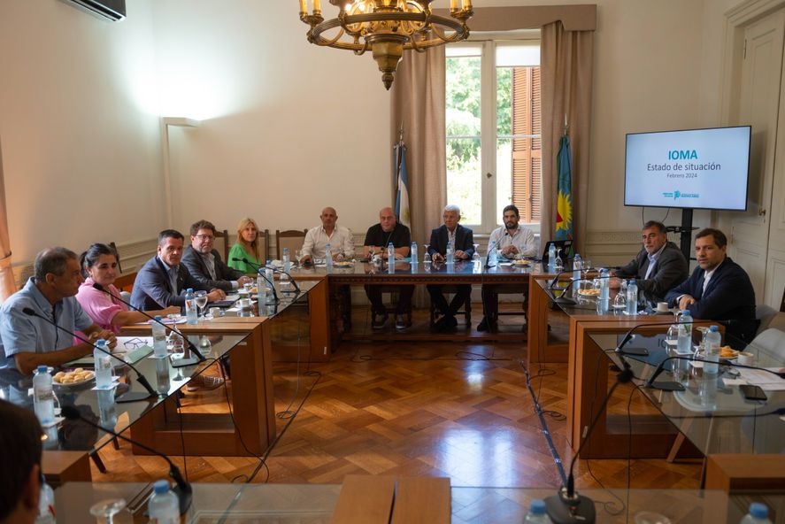 El titular del IOMA, Homero Giles, buscó calmar la aguas con la oposición en medio de la crisis del IOMA.