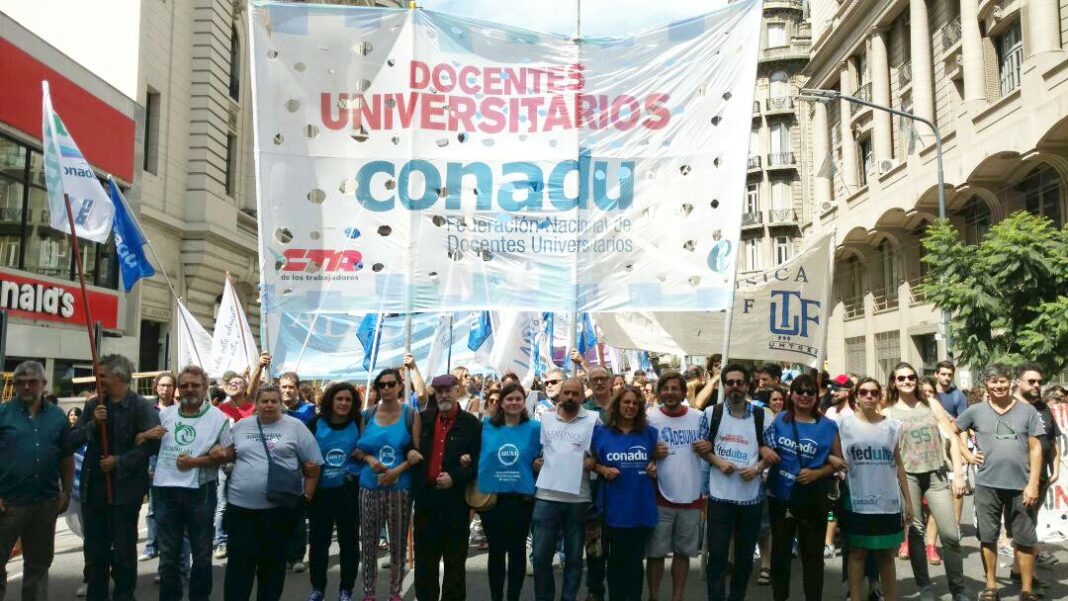 Los docentes universitarios rechazaron la oferta salarial de 6% para febrero del Gobierno nacional, a cargo de Javier Milei, por considerarlo “insuficiente”.