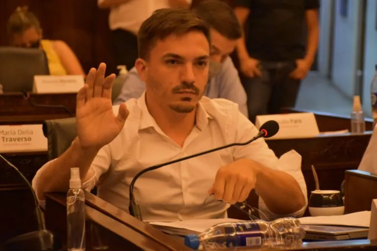 El presidente de bloque de Juntos, Francisco Mones Ruiz, cruzó al intendente de Morón Lucas Ghi por no presentarse ante el Concejo Deliberante.