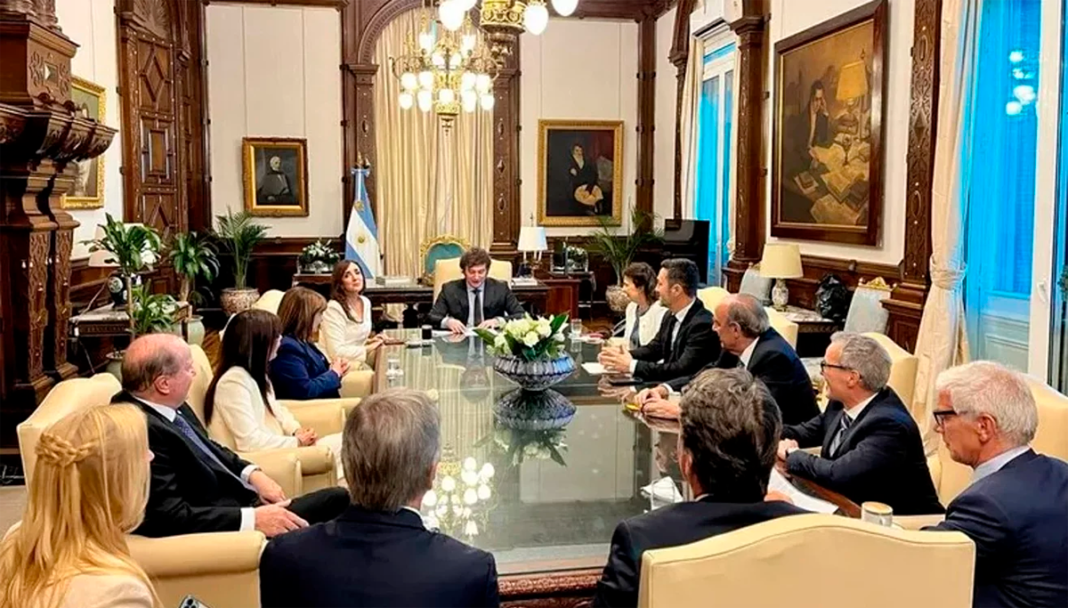 Tras la derrota legislativa de la ley ómnibus, Javier Milei reúne a su mesa chica para definir las medidas que reflotará por decreto.