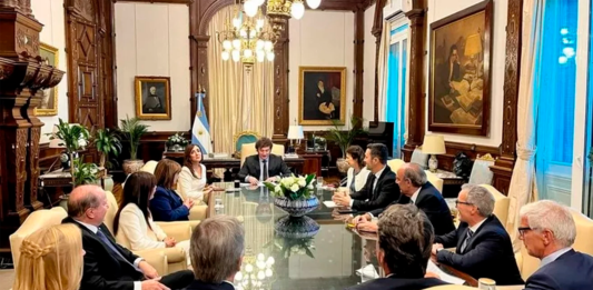 Tras la derrota legislativa de la ley ómnibus, Javier Milei reúne a su mesa chica para definir las medidas que reflotará por decreto.