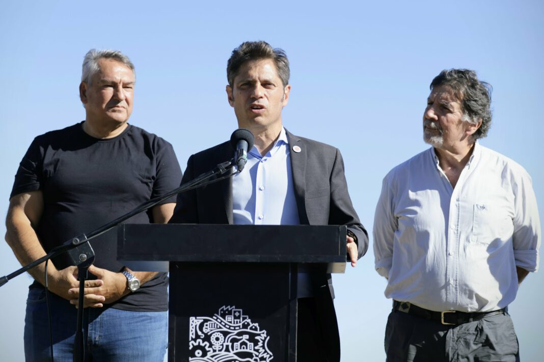 El gobernador bonaerense, Axel Kicillof, adelantó que evalúa llevar a la Justicia el recorte del envío de fondos provinciales, determinado por el presidente Javier Milei.