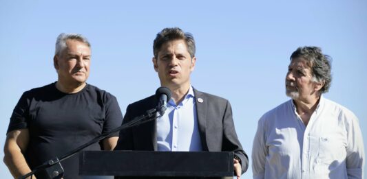 El gobernador bonaerense, Axel Kicillof, adelantó que evalúa llevar a la Justicia el recorte del envío de fondos provinciales, determinado por el presidente Javier Milei.