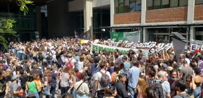 Tras una semana cargada de incertidumbre ante el inminente decreto de Javier Milei contra los organismos estatales, trabajadores del CONICET convocan a una nueva marcha.