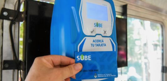 Después de que Milei quitara los subsidios al transporte, el Gobierno bonaerense definió recortar el boleto estudiantil a los alumnos porteños.