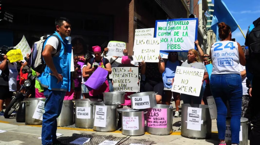 Los piqueteros, junto a cocineras de los comedores populares, reclaman un aumento que iguale a la canasta básica en el Consejo del Salario.