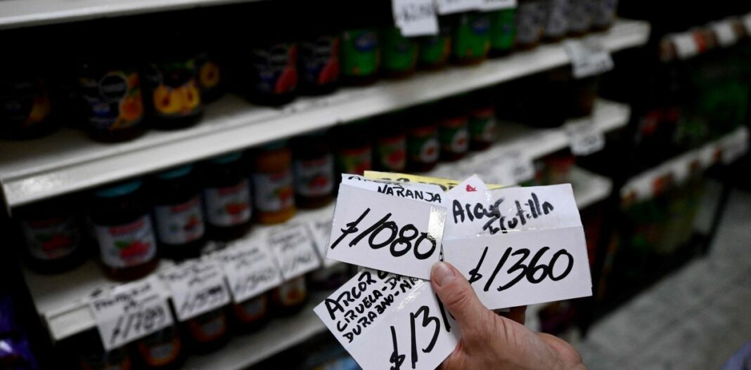 El ministro de Economía, Luis Caputo, anticipó que las expectativas de inflación para febrero son del 15%. Qué sostienen las consultoras privadas.