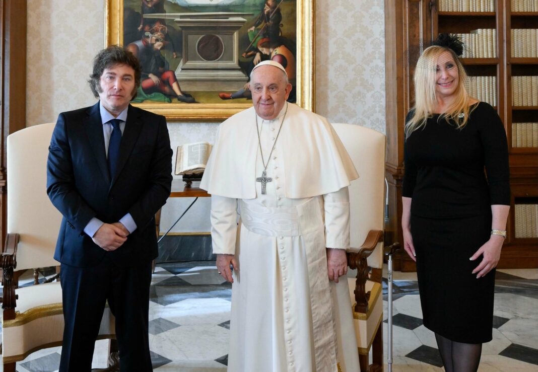 El presidente Javier Milei mantuvo una audiencia privada con el Papa Francisco y se prepara para regresar a la Argentina.