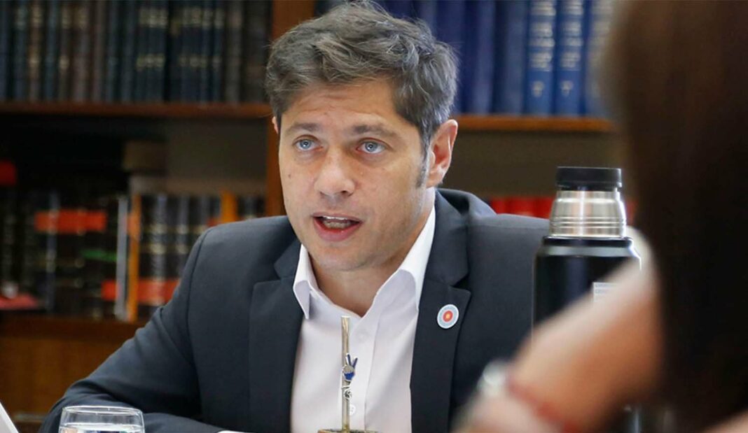 El gobernador Axel Kicillof acusó al ministro de Economía Luis Caputo de no transferir los fondos para pagarle a los docentes bonaerenses.
