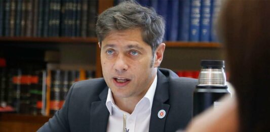 El gobernador Axel Kicillof acusó al ministro de Economía Luis Caputo de no transferir los fondos para pagarle a los docentes bonaerenses.