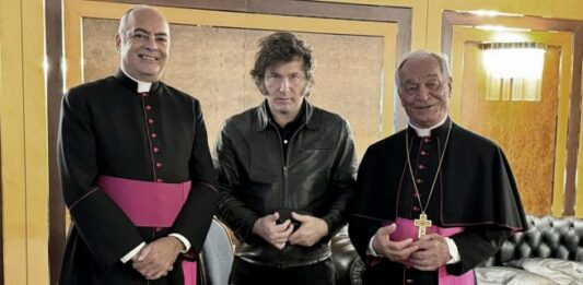 El presidente Javier Milei aterrizó este viernes en Roma, a la espera de entrevistarse con el Papa Francisco y con altas autoridades de Italia.
