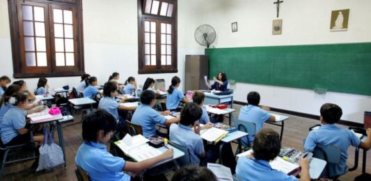 Luego de que el sector anunciará aumentos de hasta 50%, el Gobierno está analizando regular las cuotas de los colegios privados.