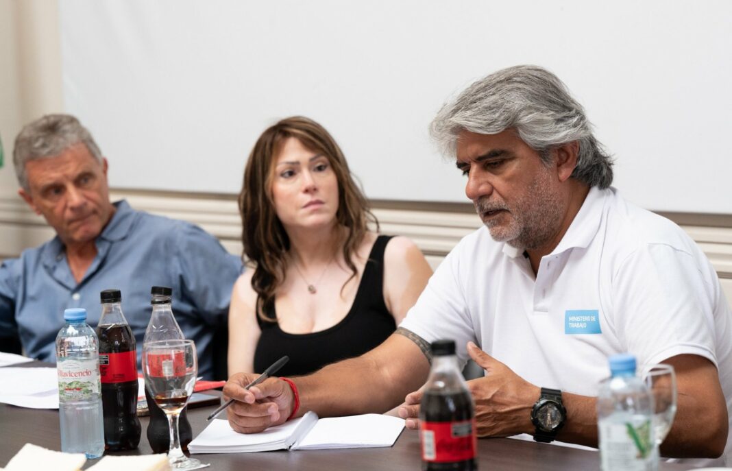 Walter Correa se reunió con diputados bonaerenses de UxP y de la izquierda para conformar una mesa de trabajo, ante la ola de despidos que atraviesa la provincia de Buenos Aires.