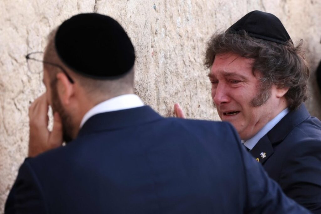 El presidente Milei, emocionado en el Muro de los Lamentos.