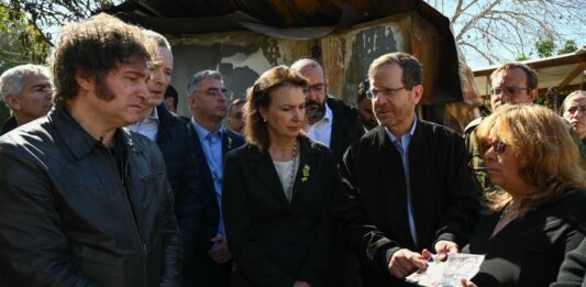El presidente Javier Milei visitó la comuna agrícola de Israel la que fueron secuestrados 70 habitantes el pasado 7 de octubre y reiteró su condena al accionar de Hamas.
