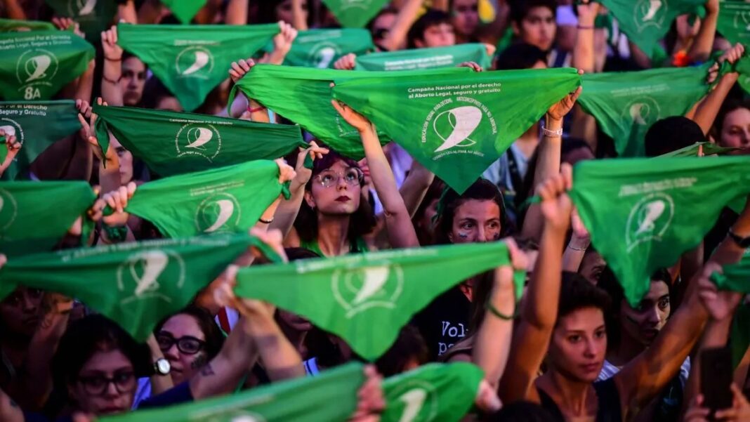 Fuerte rechazo al proyecto de La Libertad Avanza para derogar la Ley 27.610 que garantiza el acceso a la interrupción voluntaria del embarazo (IVE), más conocida como ley del aborto.