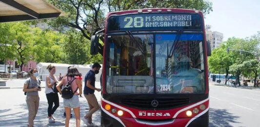En medio de la tensión con las provincias por la quita de fondos, el Gobierno, a cargo de Javier Milei, evalúa la quita total de subsidio al transporte en el AMBA.