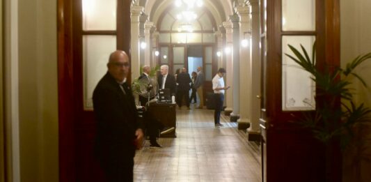 El presidente del IOMA, Homero Giles, estuvo reunido en un despacho de la Legislatura bonaerense, en medio de la catarata de proyectos opositores.