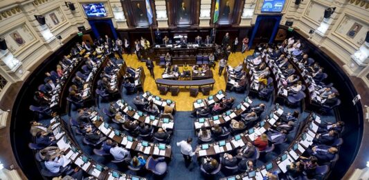 El proyecto de Ley Bases llegó a la recta final en Diputados. Los bloques definen postura mientras el Gobierno presiona.