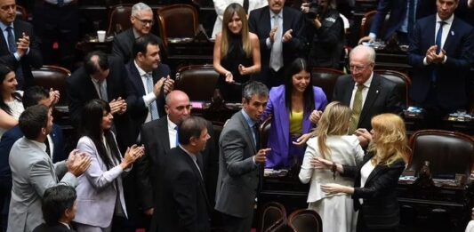 Tras un cuarto intermedio, se cayó la sesión en Diputados y la ley ómnibus vuelve a tratarse en comisión.