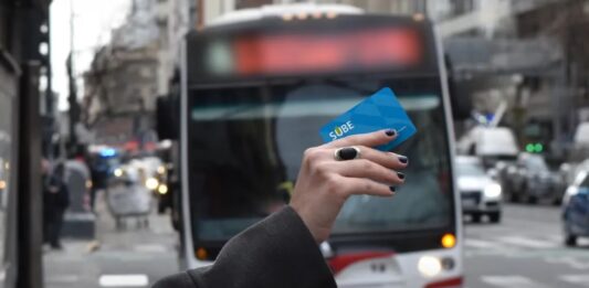 Desde este martes los boletos de colectivo y tren saldrán un 250% más caros en el AMBA. A cuánto se van.