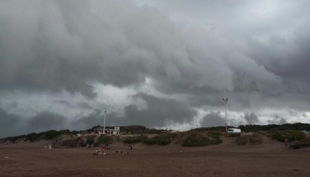 El Servicio Meteorológico Nacional emitió una alerta por tormentas. A qué zonas de la provincia de Buenos Aires afecta.