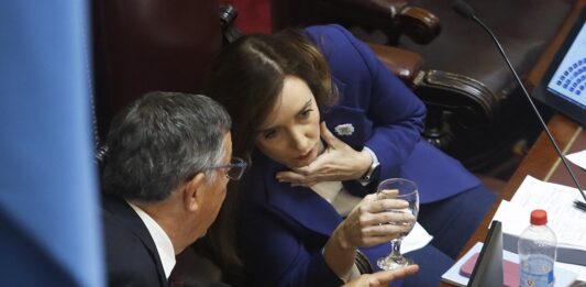 Con magros números en el Senado, el oficialismo intenta firmar el dictamen de mayoría antes del Pacto de Mayo. Los votos que podrían inclinar la balanza.