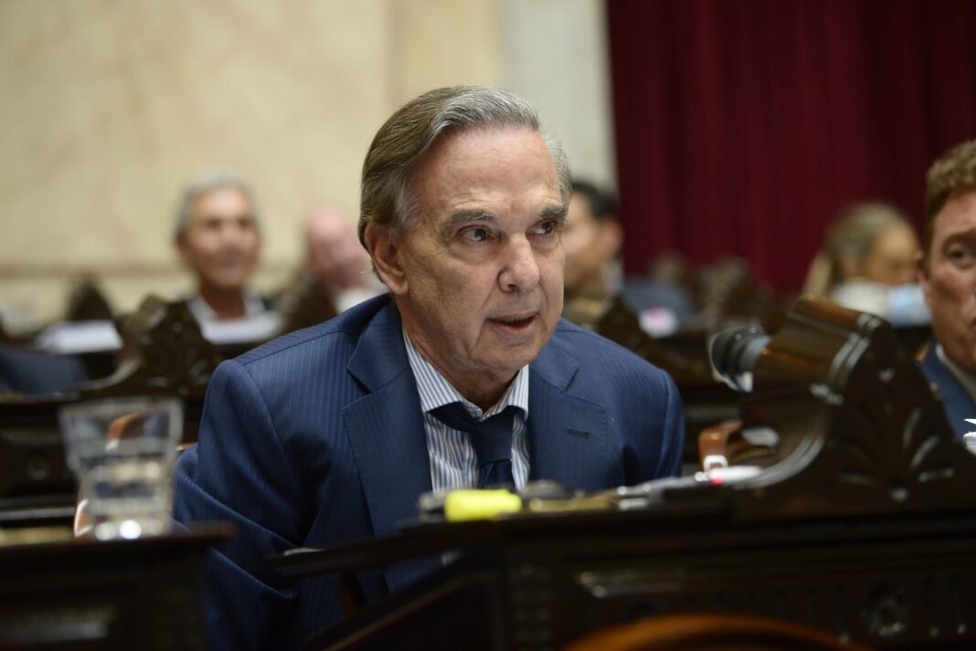 Pichetto comparó la ley ómnibus de Milei con el paquete de leyes que la oposición le votó a Kicillof en la Legislatura bonaerense en diciembre pasado.