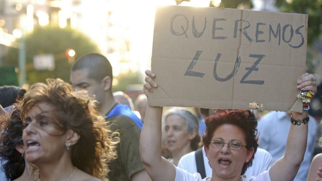 La ola de calor no cesa y más de 16.000 usuarios del AMBA denuncian que no tienen luz para pasar la jornada.
