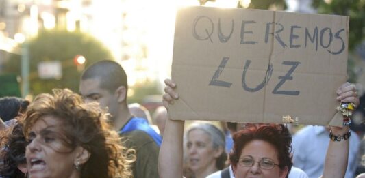 La ola de calor no cesa y más de 16.000 usuarios del AMBA denuncian que no tienen luz para pasar la jornada.